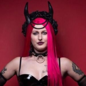 Meet your Posher, Larissa